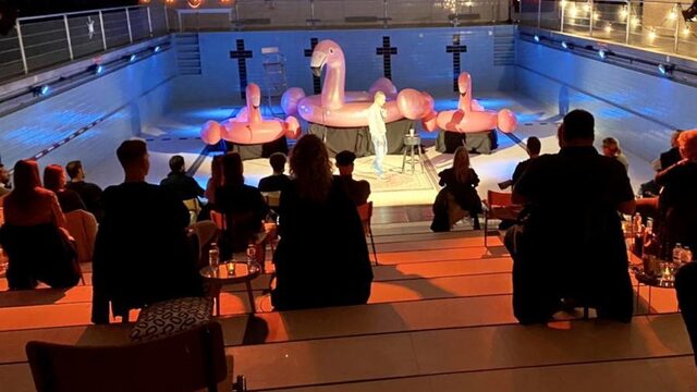 Comedy in coronatijd: spelen in een leeggepompt zwembad voor anderhalve man en een paardenkop