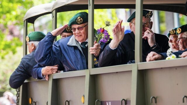 Brieven en bloemen voor veteranen uit Wageningen