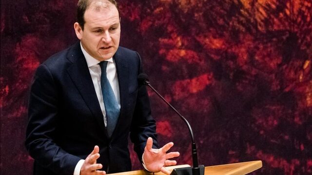 PvdA-leider Asscher verwijt kabinet 'hol applaus' voor de zorg
