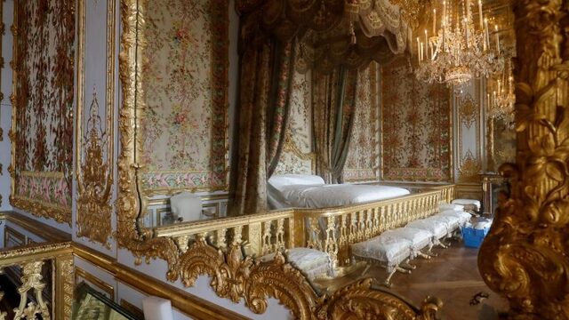 Machtspolitiek op rode hakken: nieuwe biografie van Zonnekoning