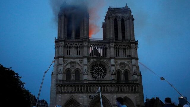 Brand Notre-Dame onder controle, belangrijke relikwieën gered