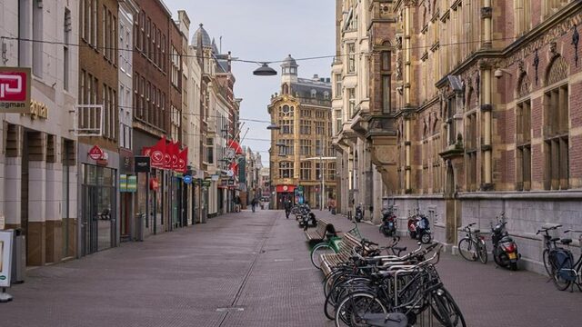 Dries Roelvink draagt gedicht op aan een dichte stad