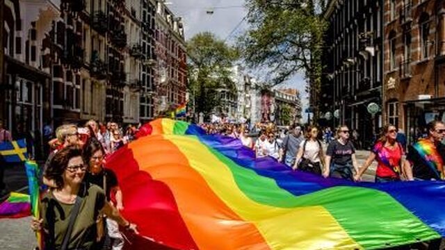 Nederlanders denken steeds positiever over lhbt'ers
