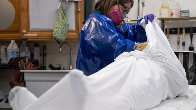 In dit crematorium gaat het cremeren van coronadoden 24/7 door: 'Nog nooit meegemaakt'