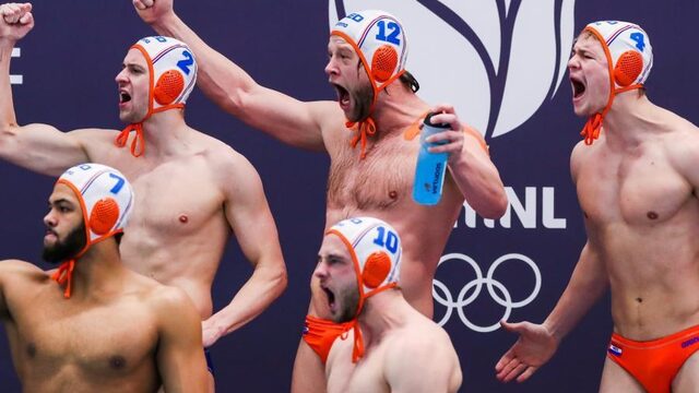 Nederlandse waterpoloërs na zinderende wedstrijd door naar kwartfinales op OKT