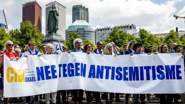 VVD-Kamerlid Yesilgöz: scheidsrechter moet wedstrijd stilleggen bij antisemitisme