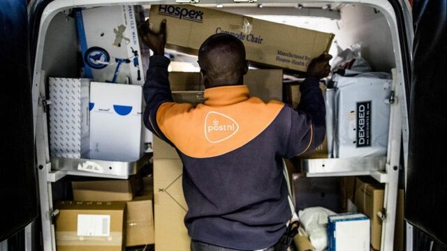 Pakketjes in december vaker op tijd bezorgd, kerstkaarten vaak te laat