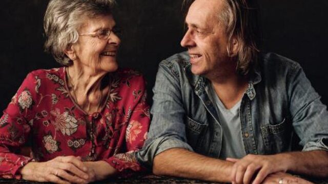 Marcel van Roosmalen schrijft boek over dementerende moeder in coronatijd