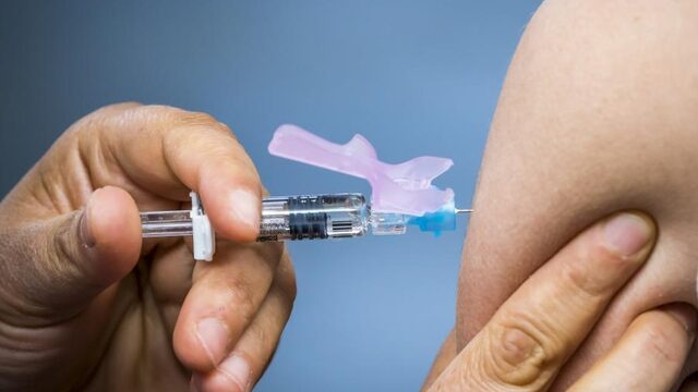Wel of niet vaccineren? 'We moeten ophouden te doen alsof dit een discussie is'