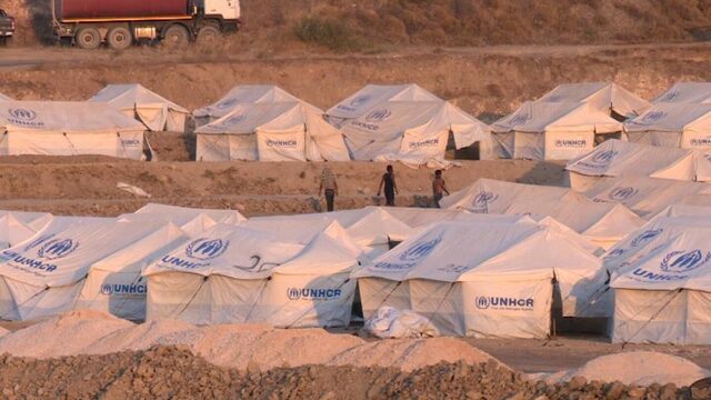 Migranten begeleid naar nieuw kamp Lesbos, kliniek geblokkeerd