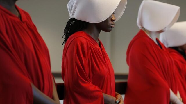 Waarom The Handmaid's Tale belangrijk is in protesten