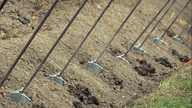 Lange pinnen moeten dijken beter beschermen tegen extreem hoog water