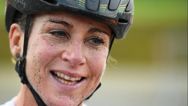 Van Vleuten breekt pols bij val en moet Giro Rosa verlaten
