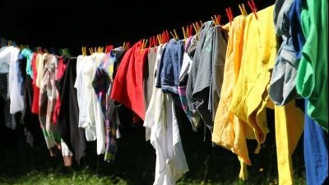 Zo krijg je gele vlekken uit witte t-shirts