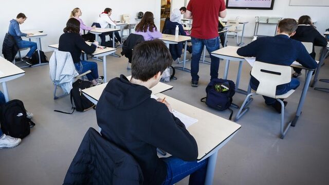 Scholieren schrijven brandbrief aan minister: 'Pas examens aan'