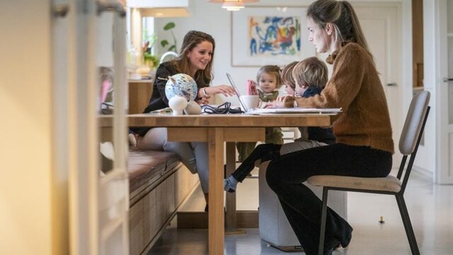 Wat doen werkgevers voor thuiswerkende ouders? 'Ik zit in het weekend nog te werken'