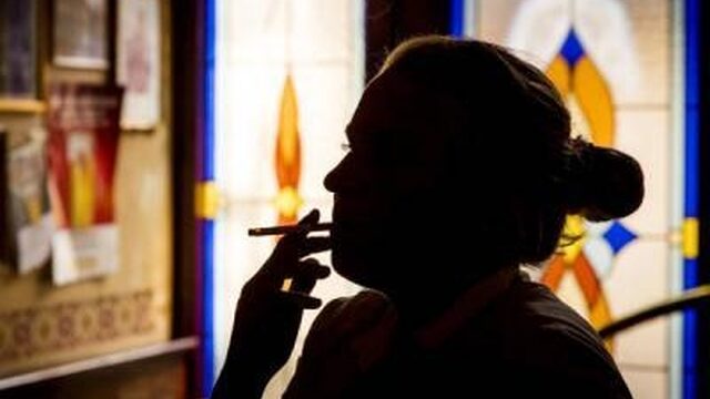Kroegbazen eisen miljoenen als hun rookruimtes snel dicht moeten