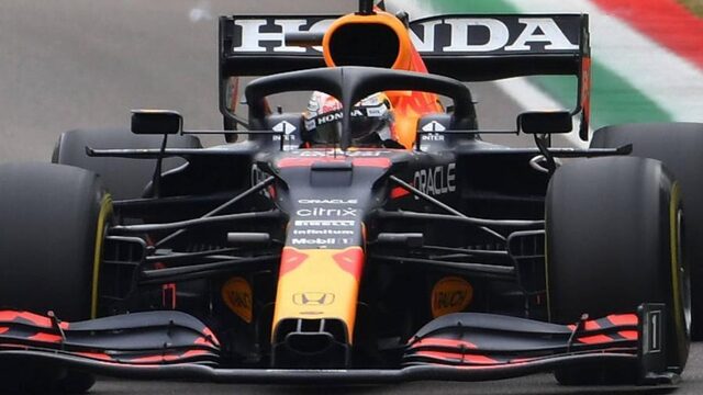 Max Verstappen wint op verraderlijk glad circuit van Imola