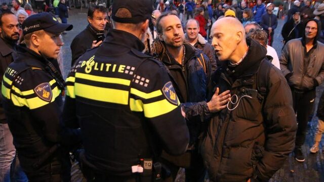Blijf met je poten van onze politici af