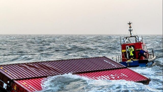Rijkswaterstaat begint met bergen containers MSC Zoë