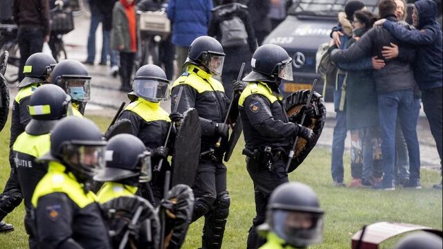 Tientallen klachten over leugens corona-ontkennende basisarts op Museumplein