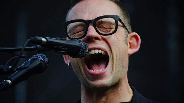 Niet uit je woorden komen maar wél kunnen zingen