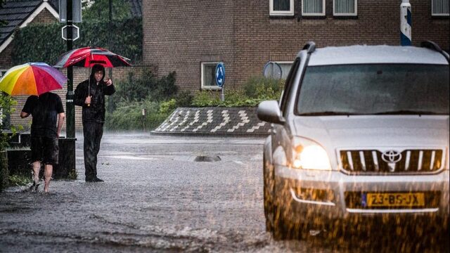 Kanoën in tunnel Helmond en drollen over straat in Woerden: 'Dit noodweer gaan we vaker meemaken'