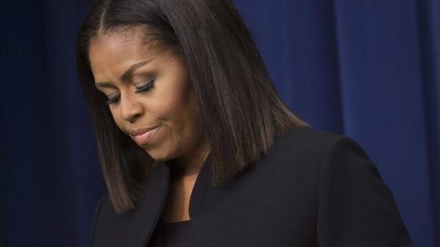 Een zwarte vrouw verlaat het Witte Huis