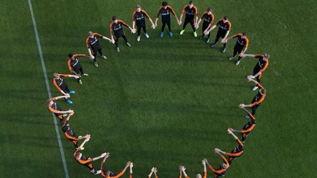 Nederlands elftal maakt statement tegen racisme met foto