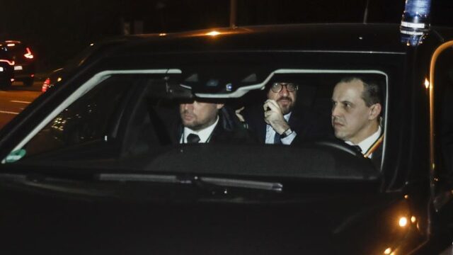 Premier België biedt ontslag kabinet aan, koning beraadt zich