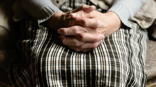 Mogelijke lockdown verpleeghuizen leidt tot dillemma's: 'Misschien zie ik mijn moeder nooit meer'