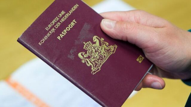 Geen M of V, maar X: eerste genderneutrale Nederlandse paspoort uitgereikt