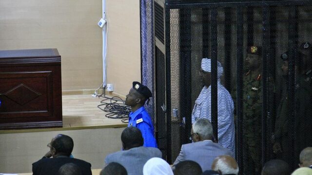 Bashir in een kooi: 'Proces is symbolisch belangrijk voor Sudanezen'