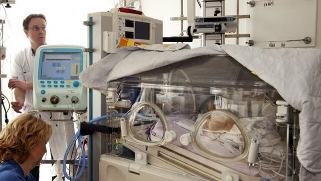 ‘Moeten extreem vroeggeboren baby's altijd behandeld worden?’