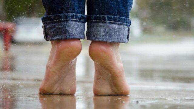 Is buiten op je blote voeten lopen gevaarlijk?