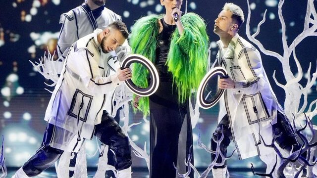 'Playbacken' met muziekinstrumenten op het Eurovisie Songfestival