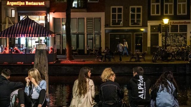 Podcast De Dag: Over de rol van jongeren in de oplopende coronacijfers