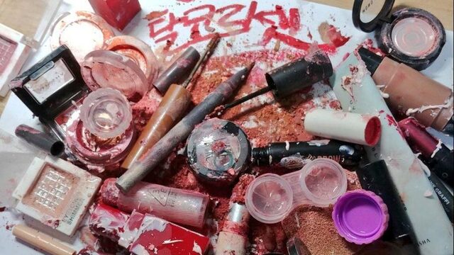 De schaar in die Koreaanse lippenstift