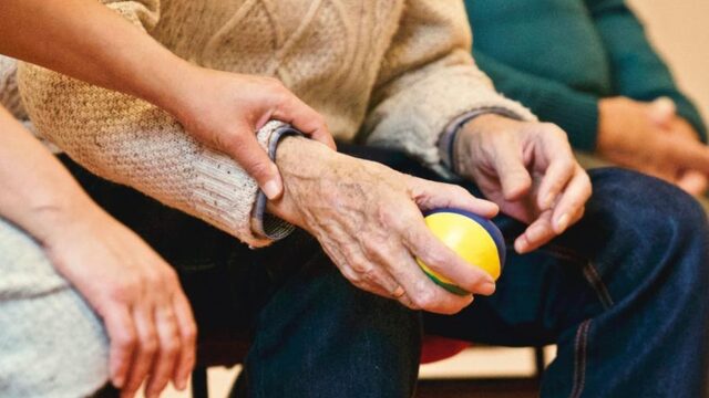 Klankenkast brengt ouderen terug naar vroeger: 'Je hoort blije maar ook verdrietige verhalen'