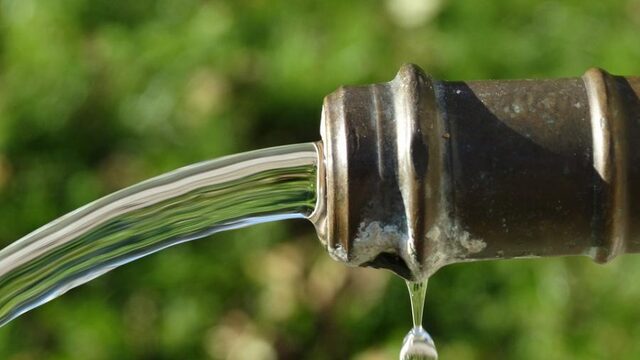 Belasting op leidingwater: 'Huishoudens betalen, de industrie wordt ontzien'