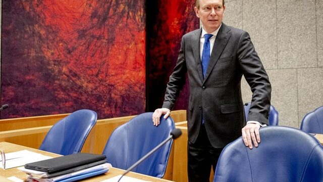 Minister Bruins treedt af