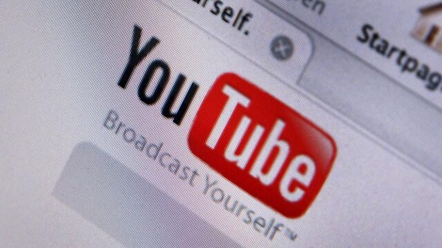 'Terwijl u druk was met het afsluiten van een zorgpakket zag uw kind video’s met titels als: B-Brave seks met fans?'