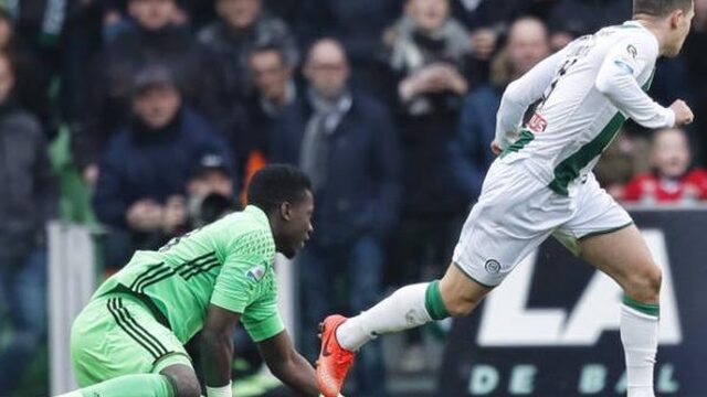 Ajax blundert in Groningen, maar pakt wel een punt op Feyenoord