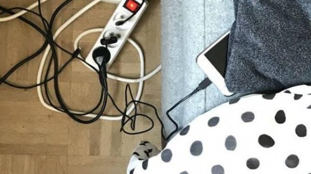 's Nachts je mobiele telefoon opladen is niet zonder risico