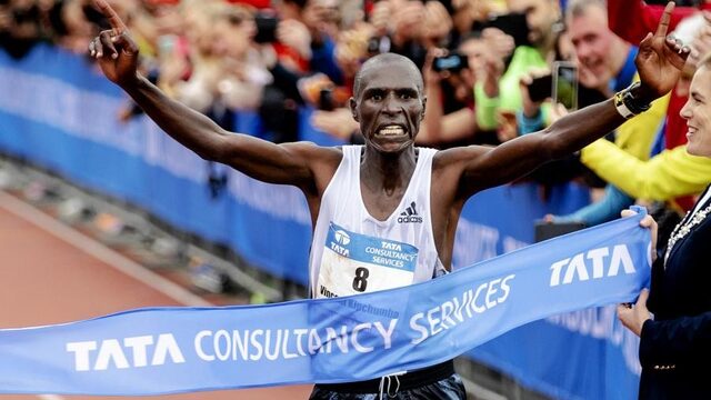 Nageeye mist podium en record in marathon Amsterdam