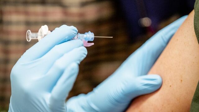Stand.nl: 'Het kabinet moet zestigplussers en kwetsbare groepen voorrang geven bij vaccinatie'