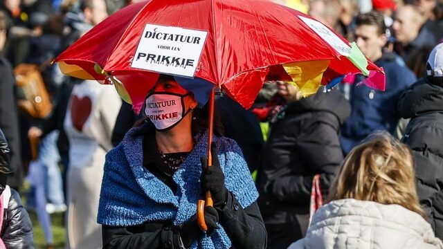 'Laat antivaxxers en corona-ontkenners niet aan het woord in de media'