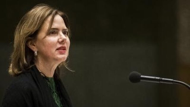 Minister Van Nieuwenhuizen is gek van Feyenoord