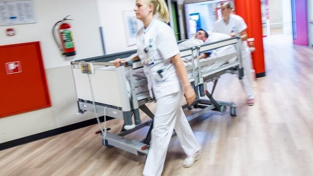 Grootste ziekenhuisstaking ooit: tientallen ziekenhuizen zijn 24 uur dicht