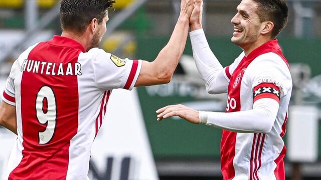 Ajax na een helft klaar met ADO Den Haag